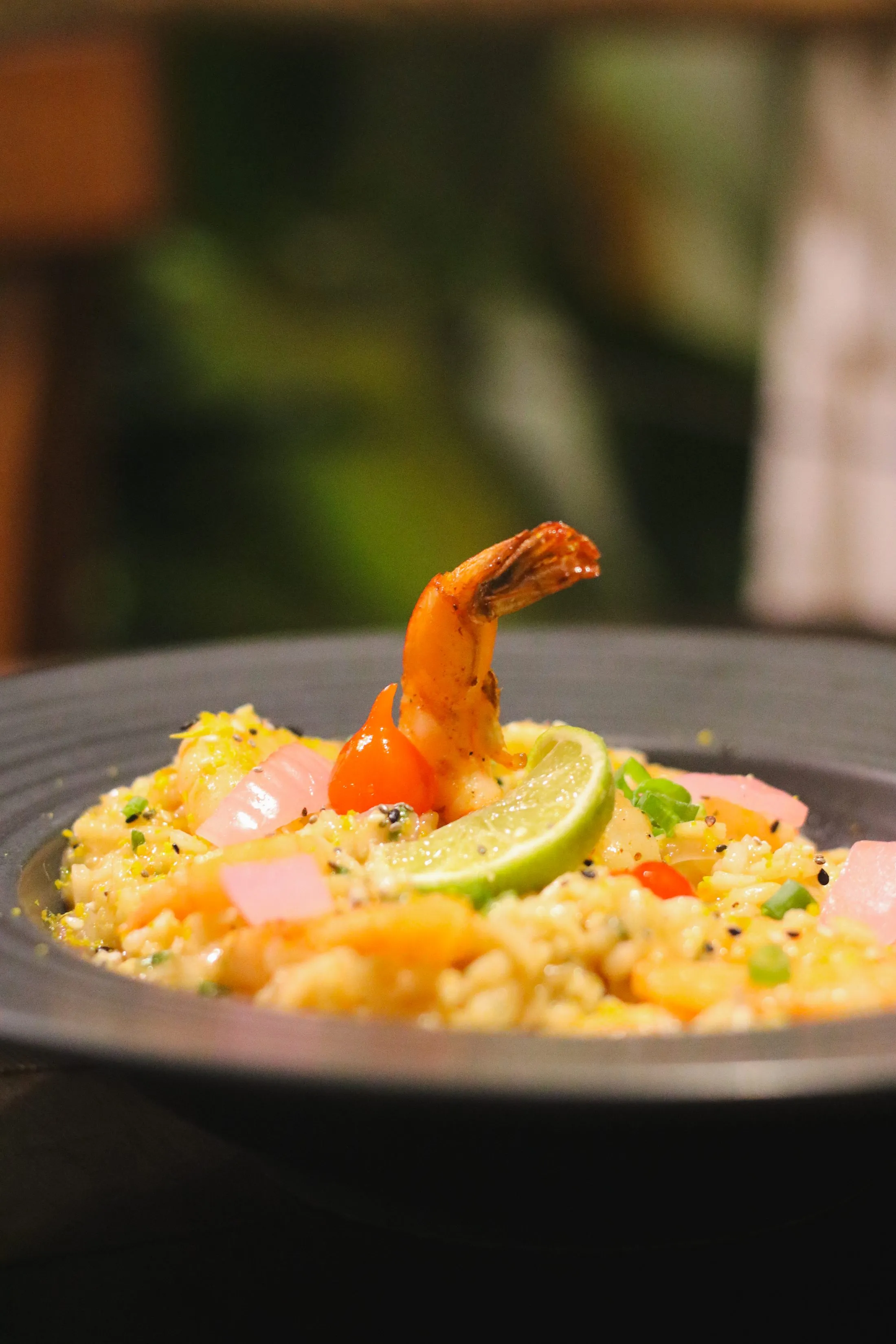 Camarão grelhado sobre risoto cremoso — Restaurante País Tropical