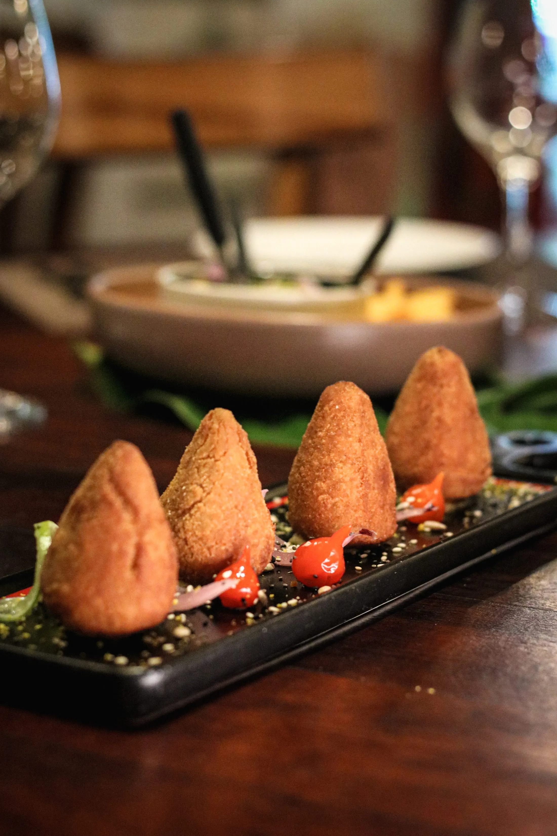Coxinhas de peixe com pimenta e limão