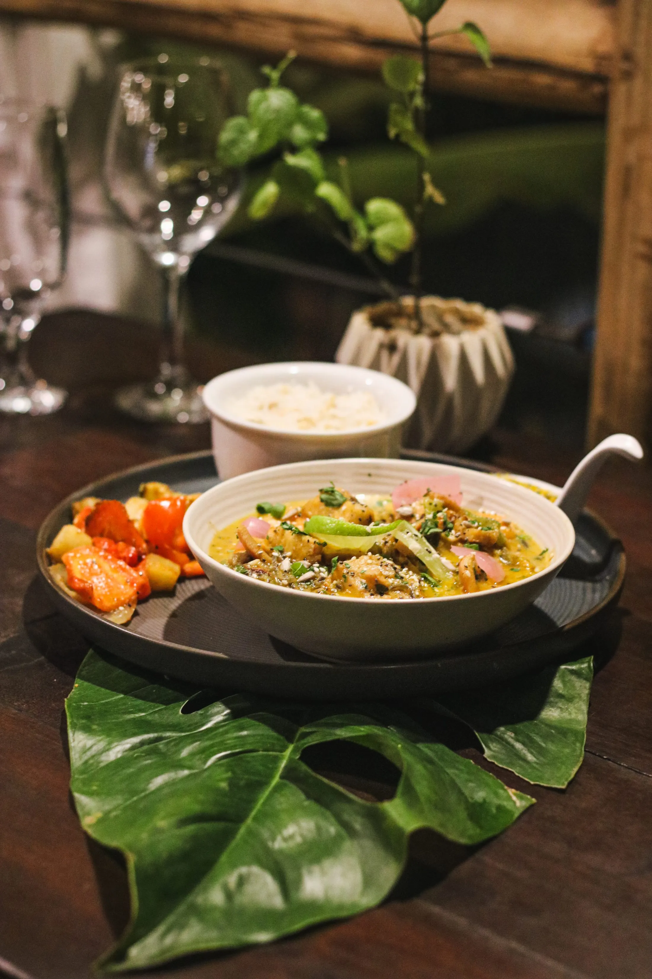 Mesa com moqueca cearense e acompanhamentos