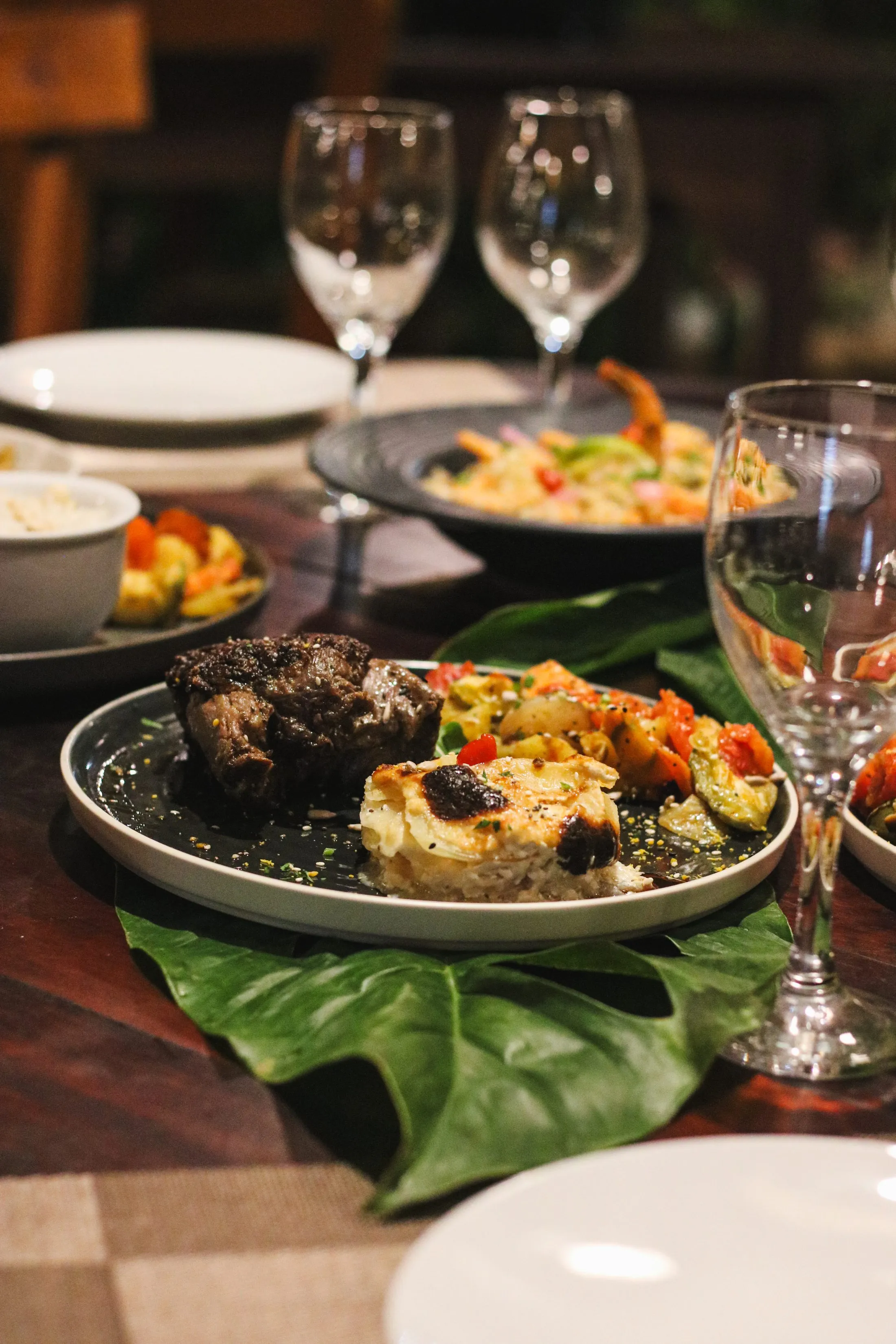 Mesa posta para jantar — serviço e ambiente